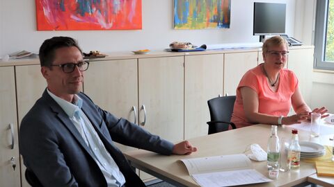 Die Landesbeauftragte für barrierefreie IT Frau Prof. Dr. Erdmuthe Meyer zu Bexten und Herr Hartwig sitzen am Besprechugstisch