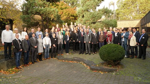 Die Teilnehmer der Veranstaltung stehen für ein Gruppenfoto zusammen.