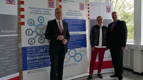 Die Landesbeauftragte Frau Meyer zu Bexten, Regierungspräsident Klüber und Herr Henze, Leiter des IT-Dezernats.