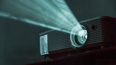 Beamer in einem dunklen Raum