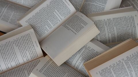 Bücher Offene Bücher liegen übereinander
