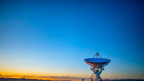 Satellitenstation bei Sonnenuntergang