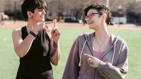 Zwei Personen beenutzen Gebärdensprache