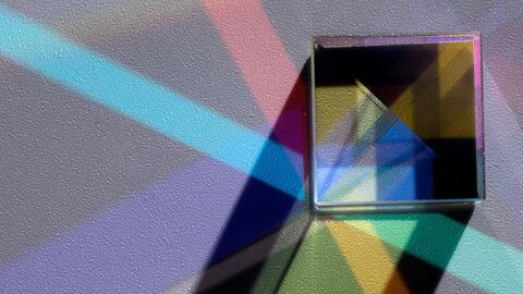 Ein Prisma teilt das Licht in viele Farben.