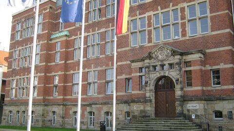 Gebäude der Hochschule Bremen. Im Vordergrund die Flaggen Europa, Deutschland und Hochschule Bremen