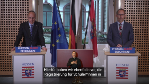 Standbild Pressekonferenz des Corona-Kabinetts  mit Untertiteln