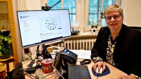 Die Landesbeauftragte Frau Prof. Dr. Meyer zu Bexten sitzt am Schreibtisch und präsentiert die Webseite.