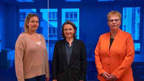 Gruppenfoto im Anschluss an die Dreharbeiten Gruppenfoto im Anschluss an die Dreharbeiten. Von Links nach Rechts: Angelina Marko, Simone Miesner, Prof. Dr. Meyer zu Bexten