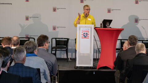 Prof. Dr. Erdmuthe Meyer zu Bexten hält eine Rede