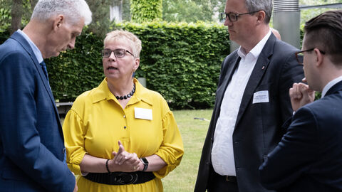 Prof. Dr. Erdmuthe Meyer zu Bexten, Patrick Burghardt, Randy Uelman und Dr. Rolf Schmachtenberg unterhalten sich