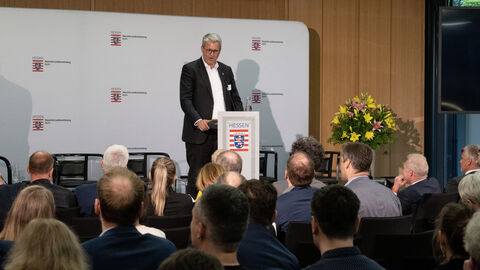 Patrick Burghardt hält eine rede