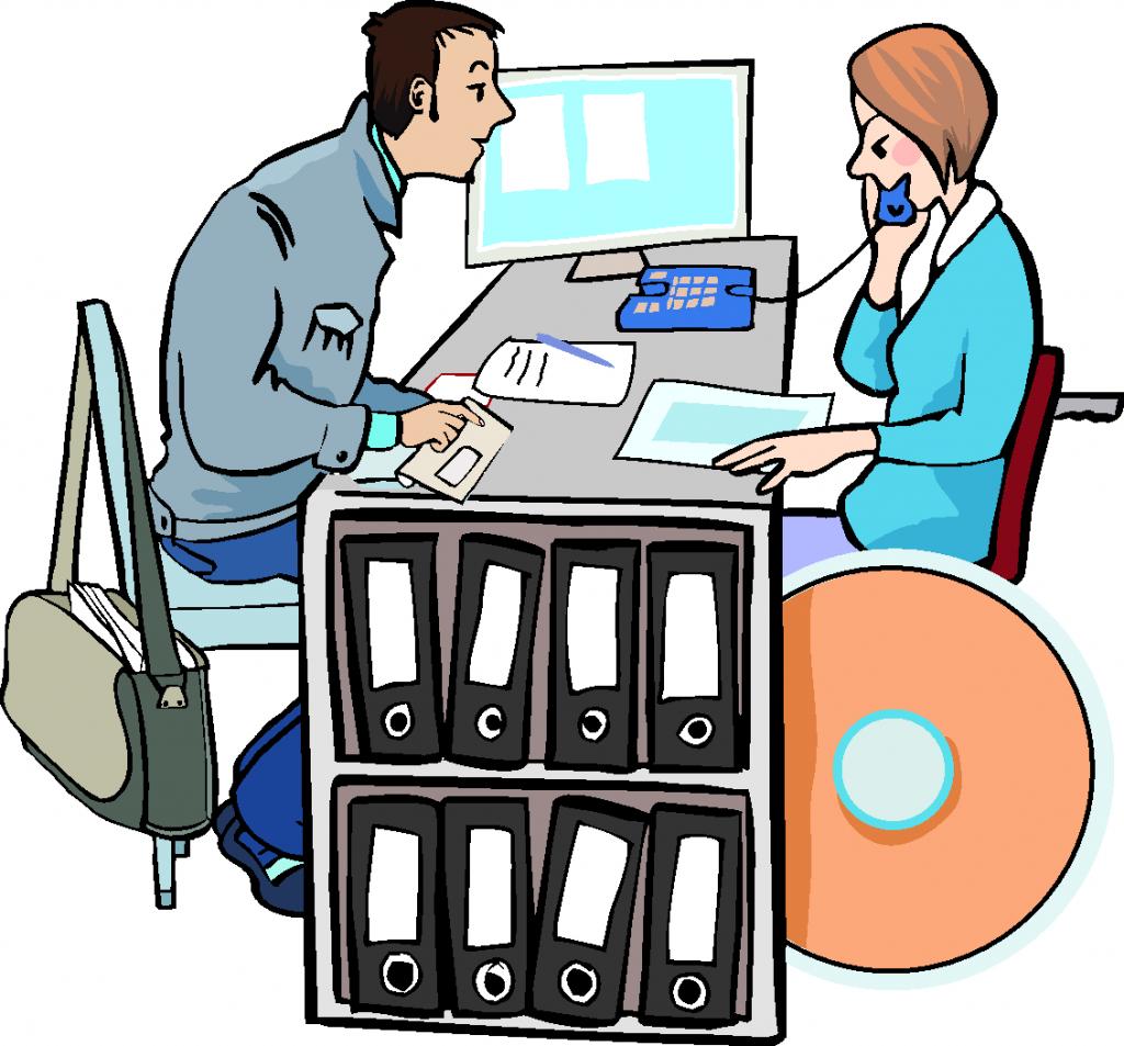 An einem Schreibtisch sitzen ein Mann und eine Frau. Sie sprechen miteinander.